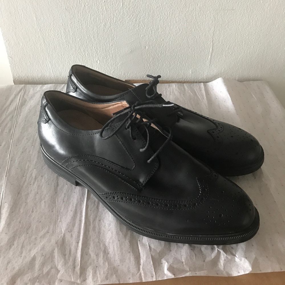 Men's black leather shoes